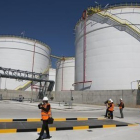 La nueva terminal de hidrocarburos de Tradebe inaugurada este jueves en el muelle de la Energía del puerto de Barcelona.-FERRAN NADEU
