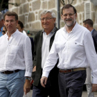 El presidente del PP y del Gobierno en funciones, Mariano Rajoy, junto a Alberto Núñez Feijoo en un acto en Pontevedra-SALVADOR SAS / EFE