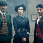 Conan Doyle (Stephen Mangan) y Michael Weston (Houdini) colaboran con una agente de Scotland Yard (Rebecca Liddiard).-PARAMOUNT