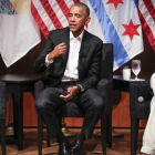 Obama (centro) participa en una charla sobre la organización comunitaria y el compromiso cívico en la Universidad de Chicago (Illinois), el 24 de abril.-TANNEN MAURY