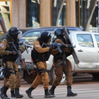 Fuerzas especial de Burkina Faso durante la toma de rehenes en el hotel Splendid de Uagadugú.-AFP