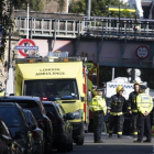 Miembros de los servicios de emergencia acordonan la zona de la estación de metro Parsons Green en Londres (Reino Unido) tras una explosión este 15 de septiembre.-EFE