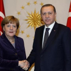 Merkel estrecha la mano del presidente turco, Recep Tayyip Erdogan, en Ankara, en febrero.-AP / YASIN BULBUL