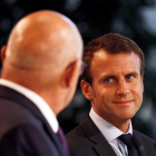 El exministro francés de Economía, Emmanuel Macron (d), y su sucesor en el cargo, el hasta ahora titular de Finanzas, Michel Sapin (i), ofrecen una rueda de prensa.-EFE / ETIENNE LAURENT