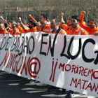 Estibadores del puerto de Bilbao, se han solidarizado con los estudiante acompañándoles en la manifestación que ha recorrido las calles de la capital vizcaína.-Luis Tejido / EFE