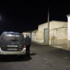 La Guardia Civil interviene en el hallazgo de una mujer que convivía con el cadáver de su hermana gemela en Arcediano, Salamanca. ICAL