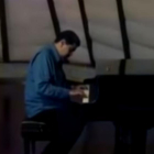 Maduro tocando el piano en el teatro Teresa Carreño.-