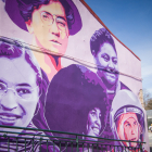 El mural con los cinco rostros de mujeres que han hecho historia. GONZALO MONTESEGURO