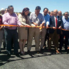Pardo corta la cinta ‘escoltado’ por Heredia y López Represa en la mañana de ayer. / SUBDELEGACIÓN-