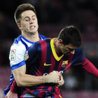 Gaztañaga intenta frenar a Messi en un encuentro con la Real.-Lusa-DV