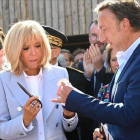 Brigitte Macron con el ministro de Transición Ecológica francés, Sebastien Lecomu.-AFP / DENIS CHARLET