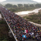Emigrantes hondureños que se dirigen en caravana a Estados Unidos, a la salida de San Pedro Tapanatepec en el sur de Méjico.-GUILLERMO ARIAS / AFP