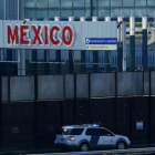 Un vehículo de patrullas de fronteras de EEUU pasa junto al muro entre México y EEUU en San Ysidro (California), este miércoles.-REUTERS / MIKE BLAKE