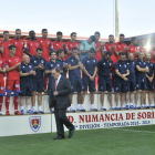 Francisco Rubio camina por delante de la última plantilla del Club Deportivo Numancia, en su última presentación del equipo como presidente.-LUIS ÁNGEL TEJEDOR