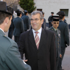 El subdelegado del Gobierno en Soria, Vicente Ripa, saludo a un Guardia Civil. Al fondo, el teniente coronel Santiago. / ÁLVARO MARTÍNEZ-