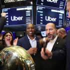 El cofundador de Uber Ryan Graves (derecha), junto al consejero delegado, Kara Khosrowshahi, ante la campana de la Bolsa de Nueva York, en el inicio de la cotización.-GETTY IMAGES NORTH AMERICA