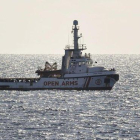 El barco ’Open Arms’ fondeado frente a las costas de Lampedusa, este lunes.-SALVATORE CAVALLI (AP)
