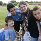 Luis Suárez posa con una jóvenes aficionados tras su primer entrenamiento con la selección uruguaya.-AP / MATILDE CAMPODONICO