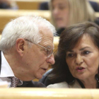 El ministro de Exteriores, Josep Borrell, conversa con la vicepresidenta del Gobierno, Carmen Calvo, en el Senado, el pasado 11 de diciembre.-REUTERS
