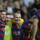Iniesta se abraza a Messi tras el 0-3 del manchego en el Bernabéu.-JORDI COTRINA