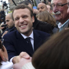 Macron saluda a simpatizantes tras votar en Le Touquet (norte).-THIBAUT CAMUS