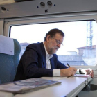 Rajoy toma notas en el AVE que le ha llevado a Zamora.-EFE