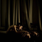 La imagen ganadora del World Press Photo, de Mads, Nissen. Capta de manera muy íntima una pareja de homosexuales en San Petersburgo.-Foto:   MADS NISSEN / EFE