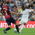 El madridista Vinicius dispara en la jugada del 1-0 ante Osasuna.-