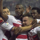 Igason (Islandia), Andreas Pereira (Brasil), Adrián Ramos (Colombia), Héctor (España) y Hongla (Camerún) se abrazan tras el segundo gol del Granada al Betis, el viernes.-EFE / MIGUEL ÁNGEL MOLINA