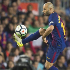 Mascherano controla el balón en el partido contra el Málaga en el Camp Nou.-JORDI COTRINA