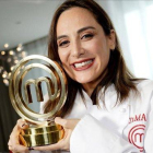 Tamara Falcó, sonriente y feliz, con el trofeo de ganadora de ’Masterchef Celebrity’, este jueves en Madrid.-JOSÉ LUIS ROCA