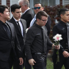 Estudiantes del instituto de Parkland acuden al funeral por su compañera Alaina Petty, de 14 años, una de las víctimas mortales del tiroteo.-AFP / JOE RAEDLE