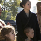 Laura Dern saluda a Reese Witherspoon y Shailene Woodley, en una escena de la serie 'Big little lies'.-HBO