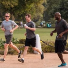 Mark Zuckerberg, corriendo con unos amigos.-FACEBOOK