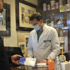 Una farmacia dispensando medicamentos. MARIO TEJEDOR