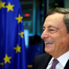 Mario Draghi, presidente del BCE, se dirige a los europarlamentarios, ayer en Bruselas.-REUTERS / FRANCOIS LENOIR