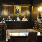Imagen de los dos grupos durante el Pleno municipal matutino celebrado ayer. / VALENTÍN GUISANDE-
