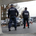 La policía de fronteras francesa controla los coches en el paso fronterizo entre Francia y Suiza en Meyrin, cerca de Ginebra.-