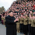 El líder norcoreano, Kim Jong un, durante una reciente visita a una fábrica téxtil.-Foto: AFP