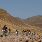 Varios participantes durante una etapa de la prueba africana.-Foto: TITAN DESERT