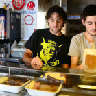 El mayor número de contratos indefinidos a jóvenes se produce en la hostelería, concretamente a camareros asalariados. /ÁLVARO MARTÍNEZ-