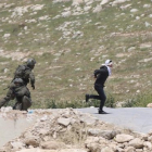 Osama Hahahjeh huye de los soldados israelís, antes de ser disparado el pasado 18 de abril.-MOHAMMED HMEDI (AP)