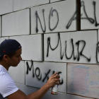 Pintadas sobre un muro hecho con cajas de cartón en contra del muro, en México .-AFP / RONALDO SCHEMIDT