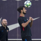 André Gomes junto a Iniesta en un entrenamiento del Barça.-JORDI COTRINA