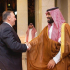 Mike Pompeo y Bin Salman se saludan a la llegada del primero a Yeda (Arabia Saudí).-EPA/SAUDI ROYAL COURT