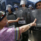 Una mujer protesta frente a la policía en Argel (Argelia).-ANIS BELGHOUL (AP)