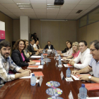 La mesa de la Gastronomía de Castilla y León reunida con la consejera (segunda por la izquierda) en la mañana de ayer.-LUIS ÁNGEL TEJEDOR