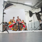 Dani Pedrosa y Marc Márquez posan para la foto oficial del equipo de Repsol Honda de MotoGP.-MIRCO LAZZARI