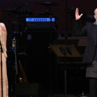 Michael Stipe y Karen Elson, durante la interpretación de 'Ashes to ashes' en la gala de homenaje a Bowie.-Evan Agostini