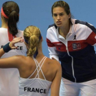Amélie Mauresmo, animando a las jugadoras francesas el pasado fin de semana.-AFP / PATRICK HERTZOG